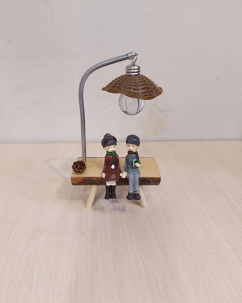 Kütükte Oturan Çift Işıklı Biblo