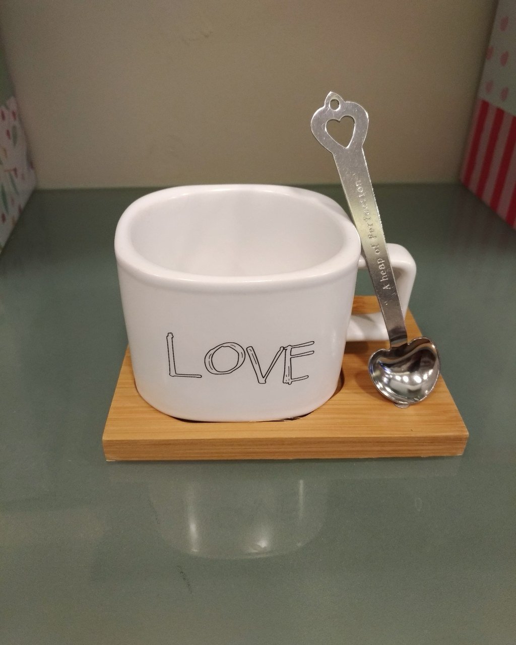 Ahşap altlıklı mıknatıslı Love fincan