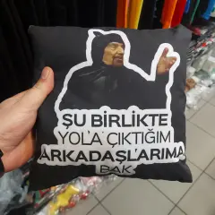 Şu Birlikte Yola Çıktığım Arkadaşlarıma Bak Yastık