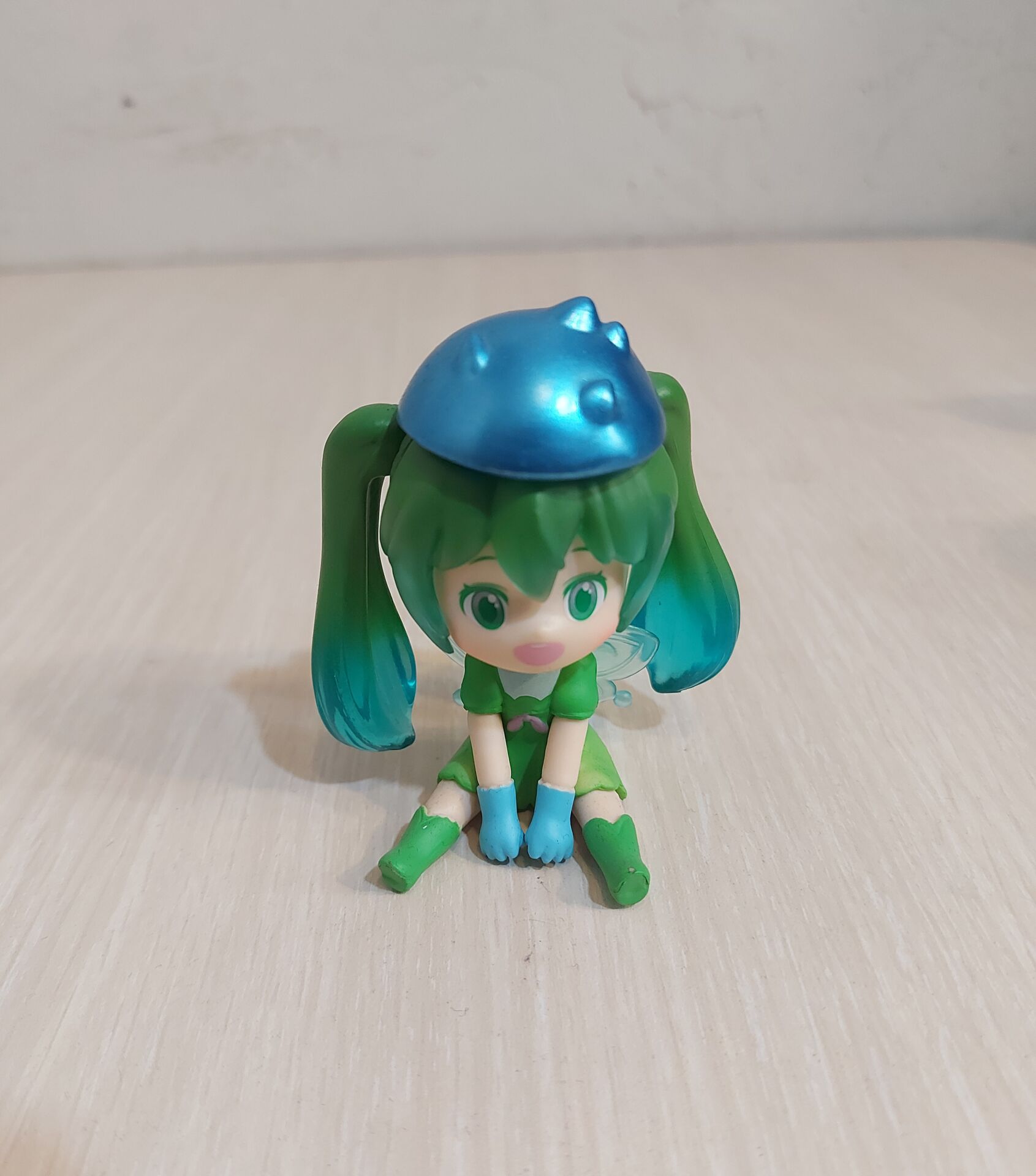 Oturan Miku Figür 1