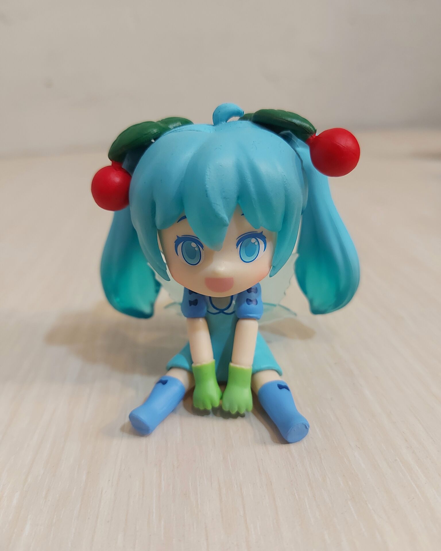 Oturan Miku Figür 2