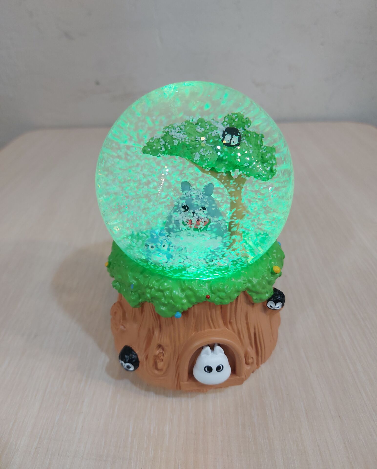 Totoro Büyük Boy Püskürtmeli  Müzikli Kar Küresi