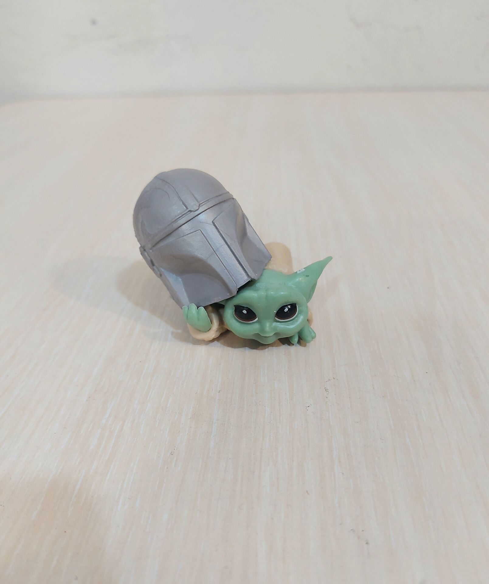 Baby Yoda Figür Helmet Peeking