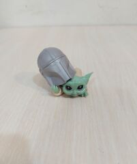 Baby Yoda Figür Helmet Peeking