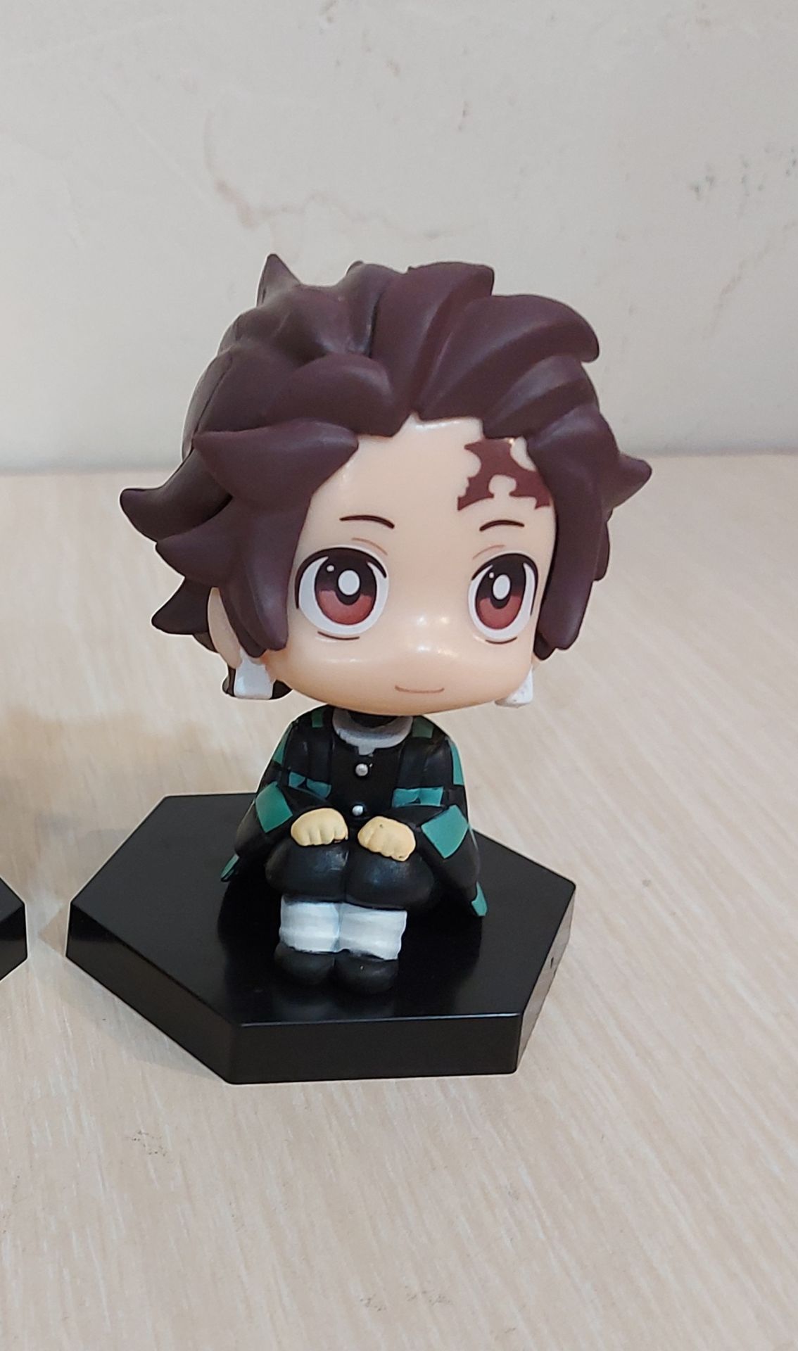 Demon Slayer Oturan Model Figür