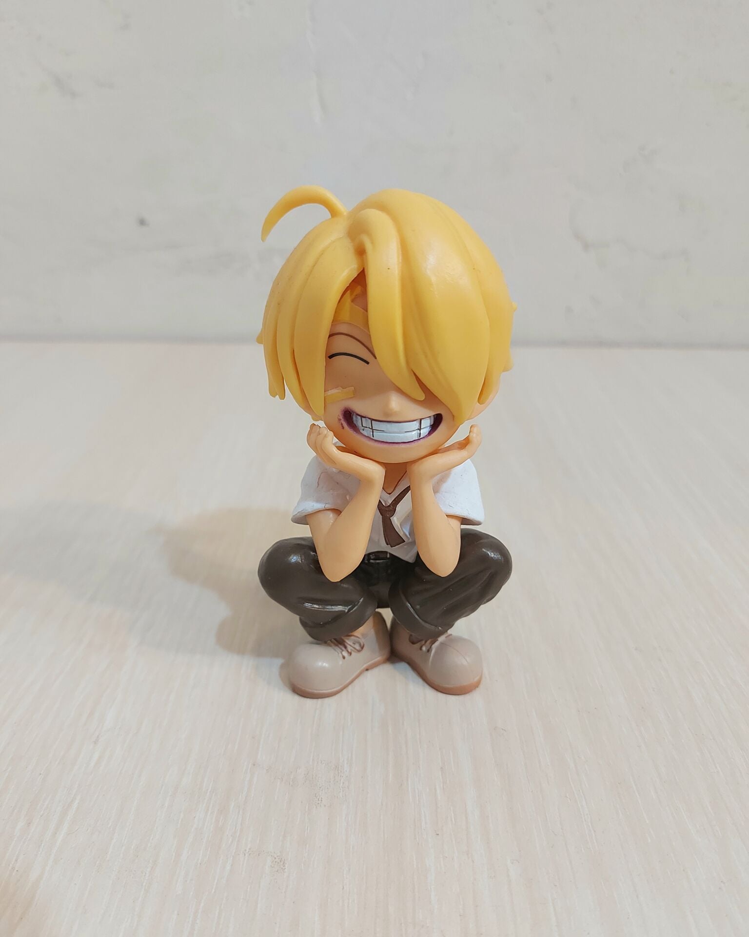One Piece Oturan Sanji Figür