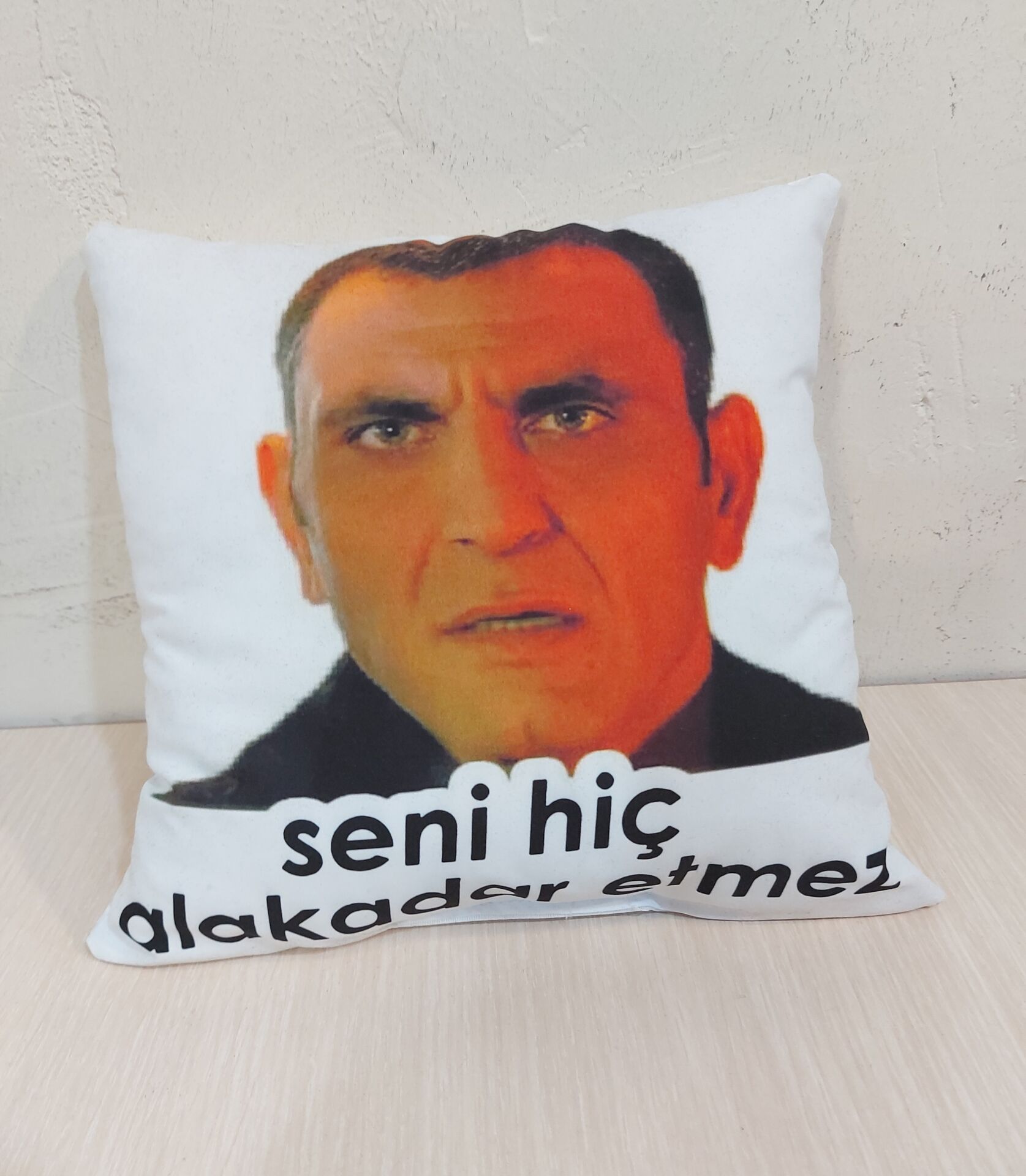 Seni Hiç Alakadar Etmez Yastık