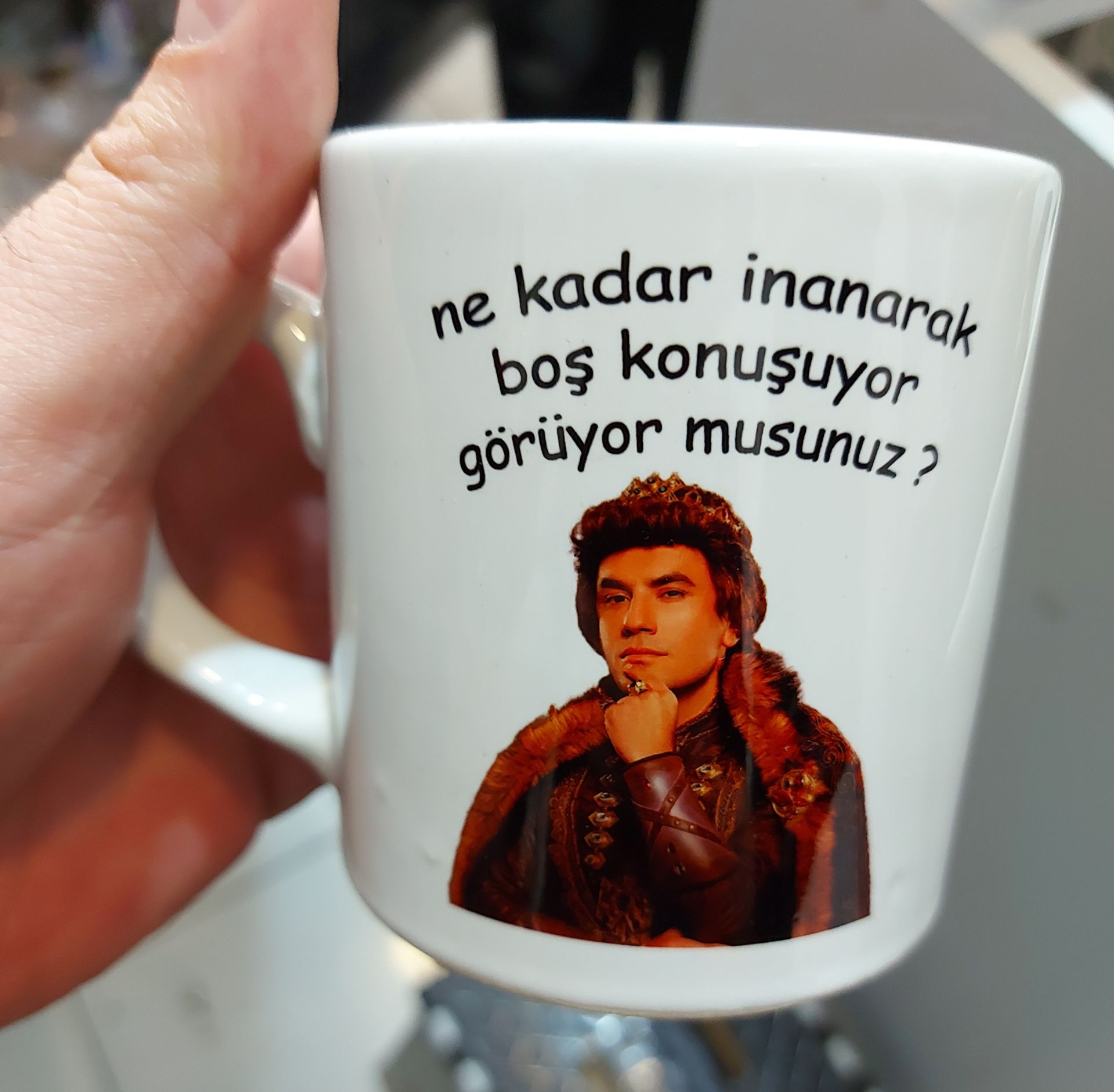 Nekadar İnanarak Boş Konuşuyor Bardak