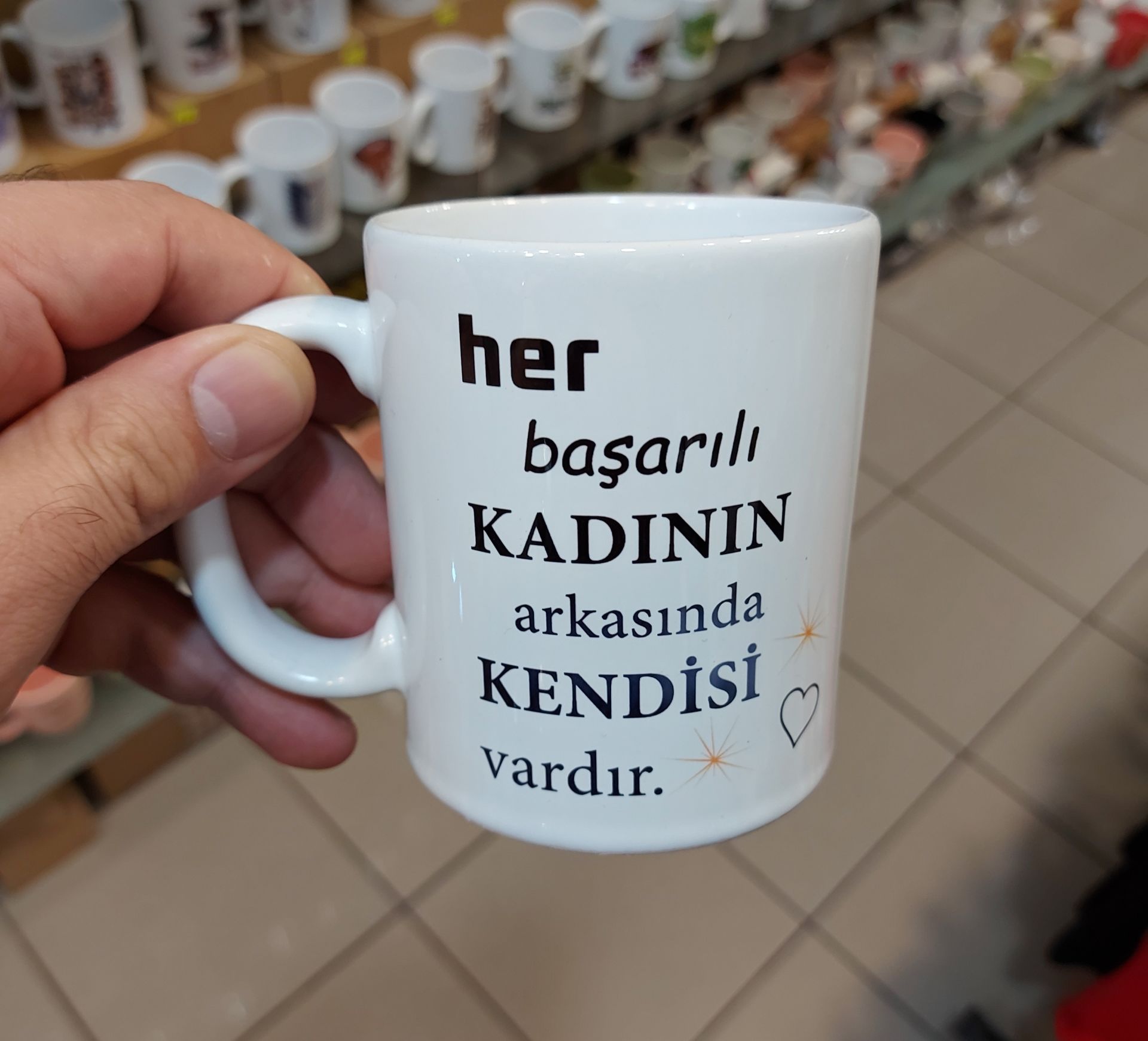 Her Başarılı Kadın Arkasında Kendisi Vardır Bardak