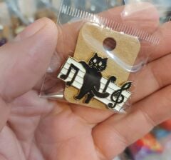 Notalı Kedi Model Rozet